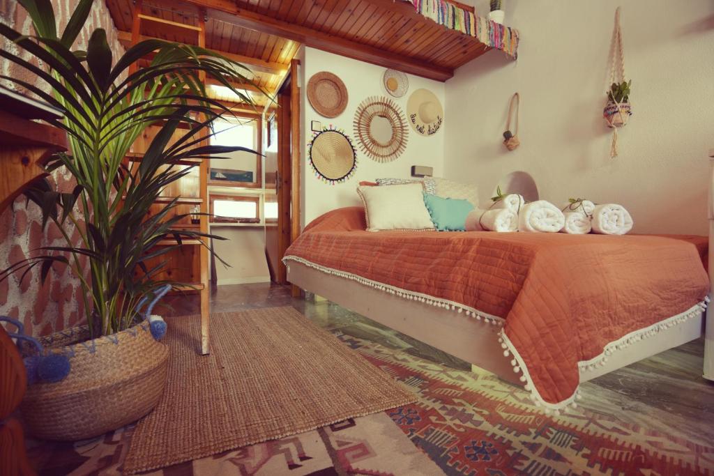 A bed or beds in a room at Bright & Relaxing Loft with attic room in the heart of Mykonos city