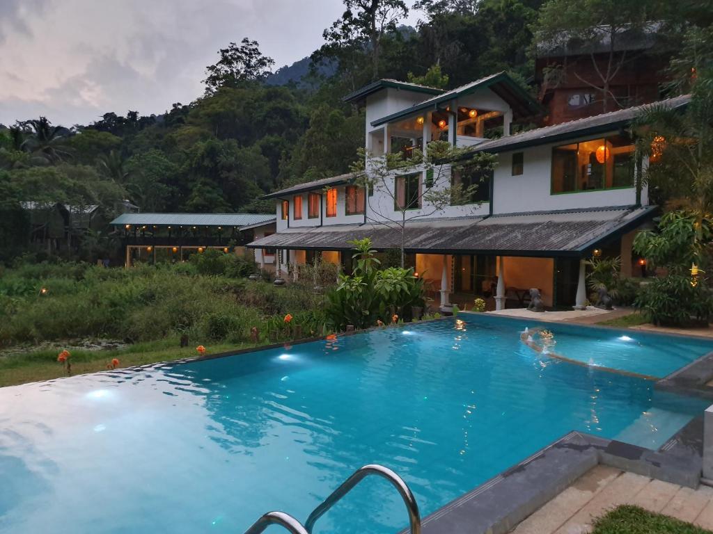 Villa con piscina frente a una casa en Sinharaja Forest Edge, en Deniyaya