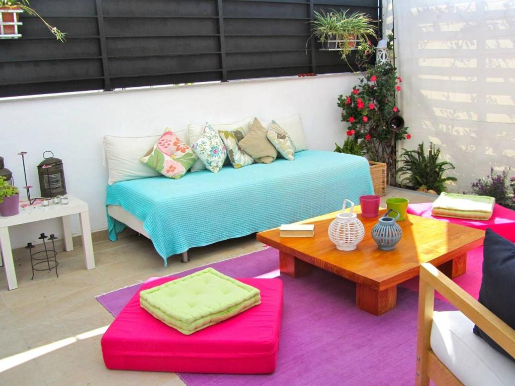 - un salon avec un canapé et une table dans l'établissement Preciosa duplex en el Rompido, à El Rompido