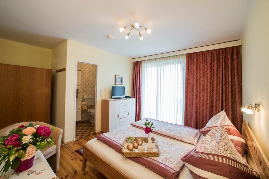 Postel nebo postele na pokoji v ubytování Gästehaus Karawankenblick