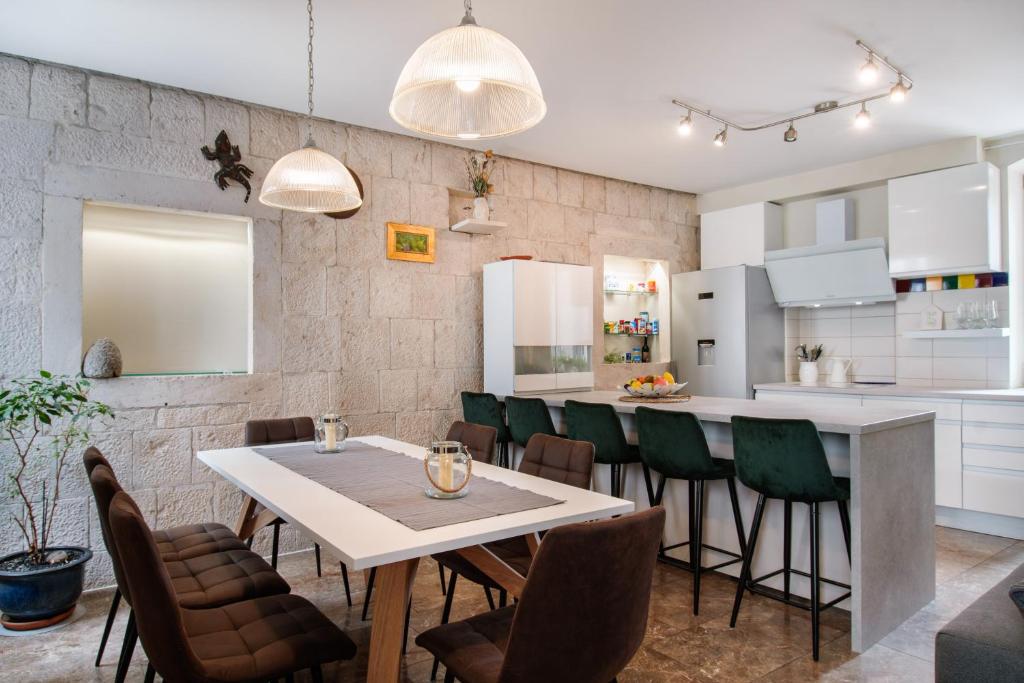 cocina y comedor con mesa y sillas en Casa Carminatti Apartments, en Split