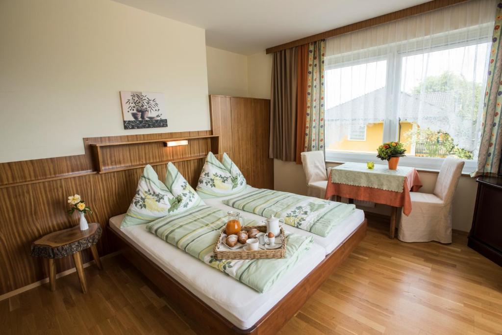 Postel nebo postele na pokoji v ubytování Gästehaus Karawankenblick