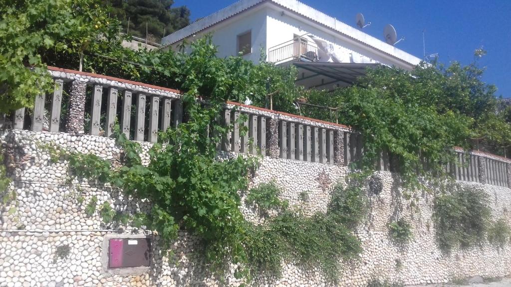 Una pared de piedra con árboles encima. en Casa delle Arance, en Peschici