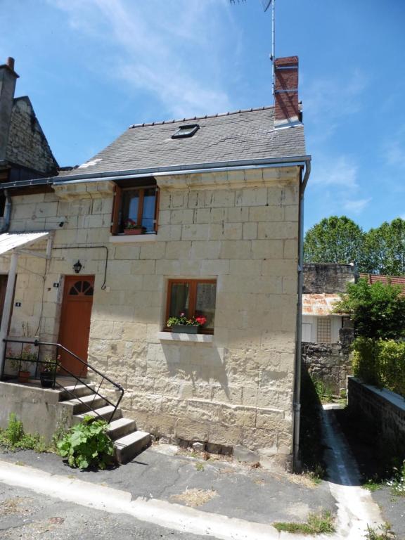 a small stone house with a window at Gîte Chemin des Prés r de Pré Vert in Chinon