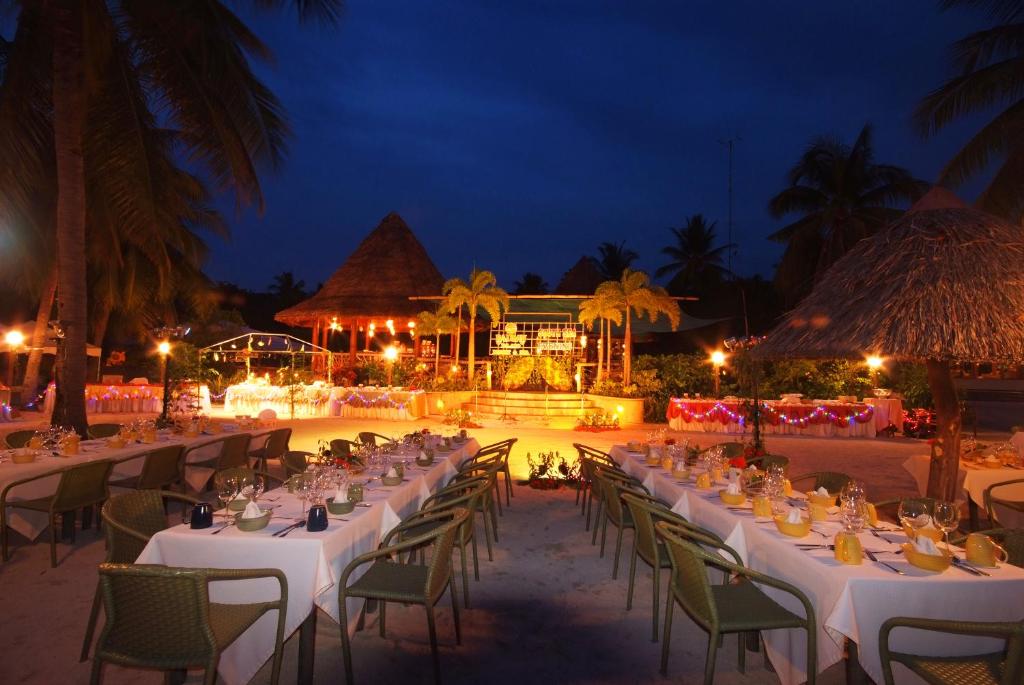Restaurace v ubytování Badian Island Wellness Resort