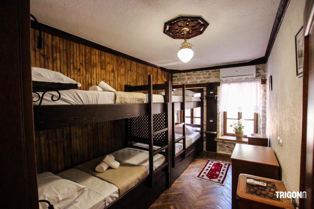 Trigona Hostel emeletes ágyai egy szobában
