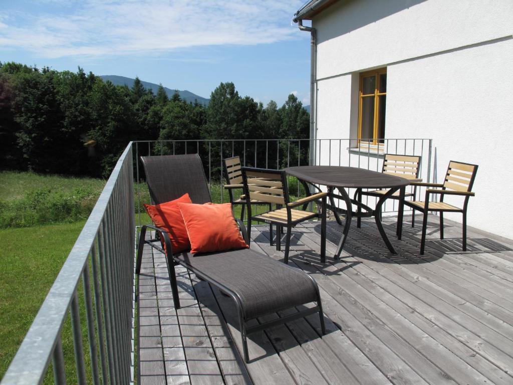 Balkón nebo terasa v ubytování Apartmány na hájovně