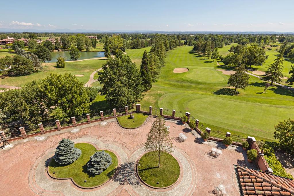 Golf facilities at az üdülőtelepeket or nearby