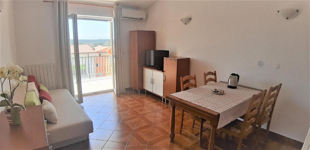 TV a/nebo společenská místnost v ubytování Apartment Majoran