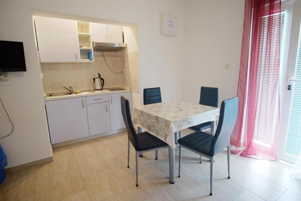 Kuchyň nebo kuchyňský kout v ubytování Apartment Gordana