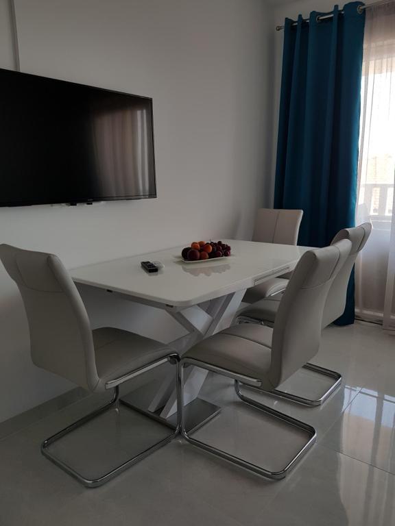 TV a/nebo společenská místnost v ubytování Apartmani MARELLA