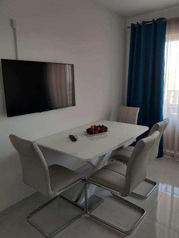 TV a/nebo společenská místnost v ubytování Apartmani MARELLA