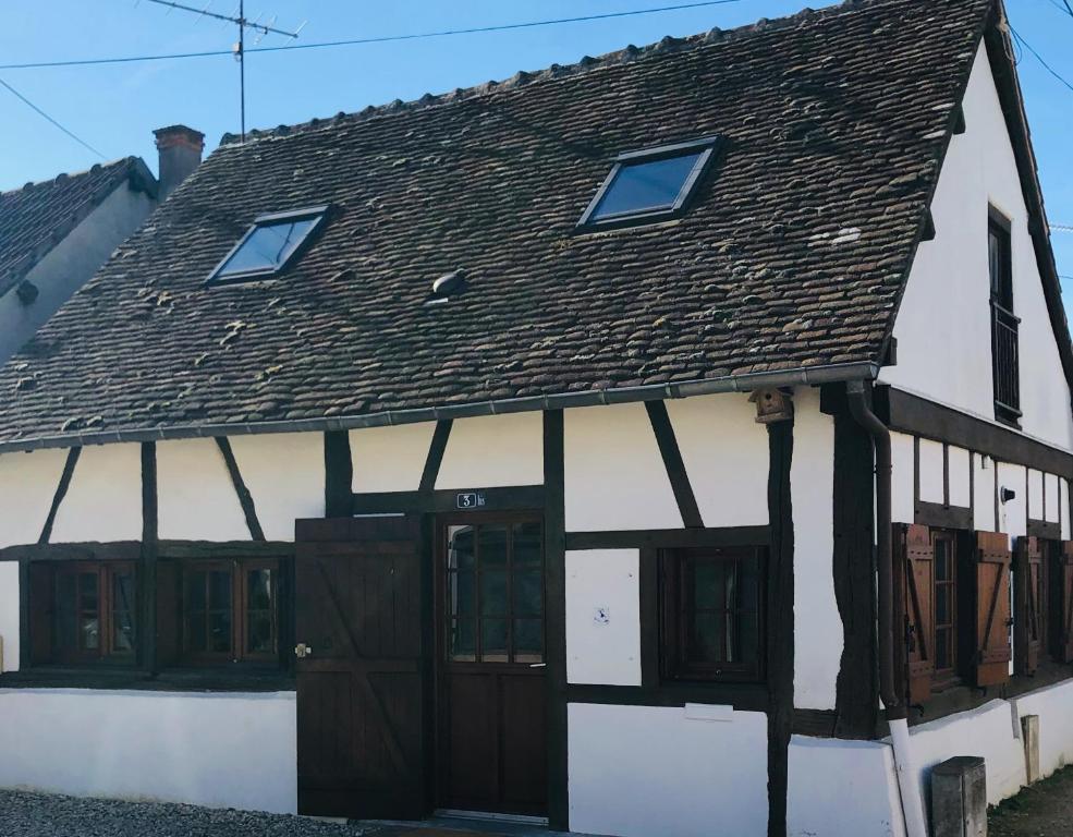 an old building with a roof on a street at Les Mésanges in Lamotte-Beuvron