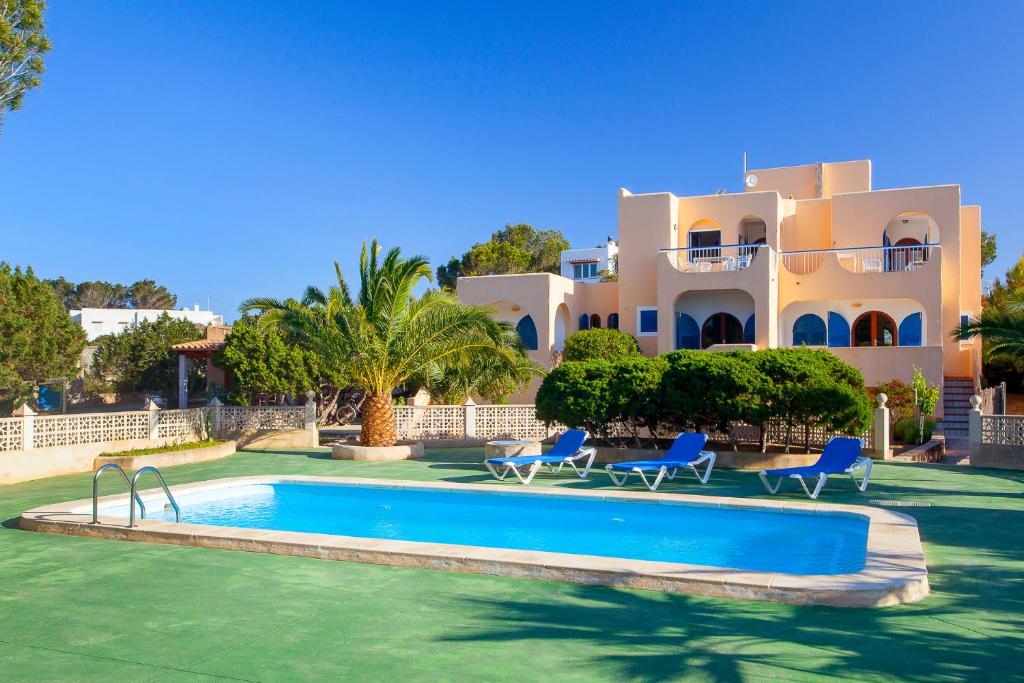 Villa con piscina frente a una casa en Morans, en Es Pujols