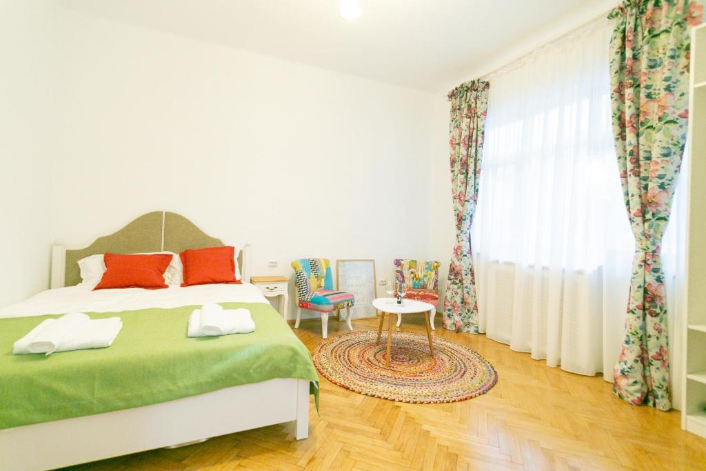 Un dormitorio con una cama grande y una ventana en Bright Studio in the Heart of the City with Netflix, en Bucarest