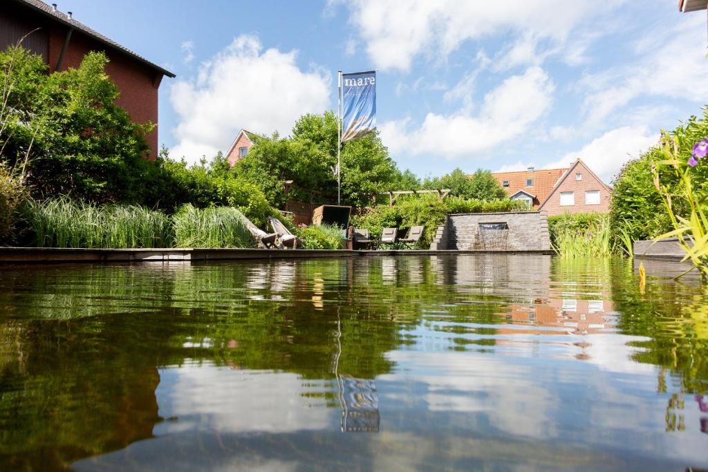 Výhled na řeku, která protéká v blízkosti hotelu