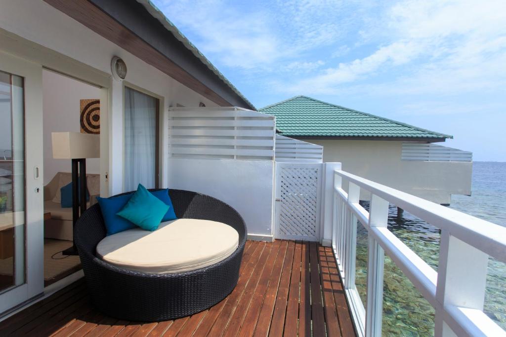 Embudu Village Maldives - 12