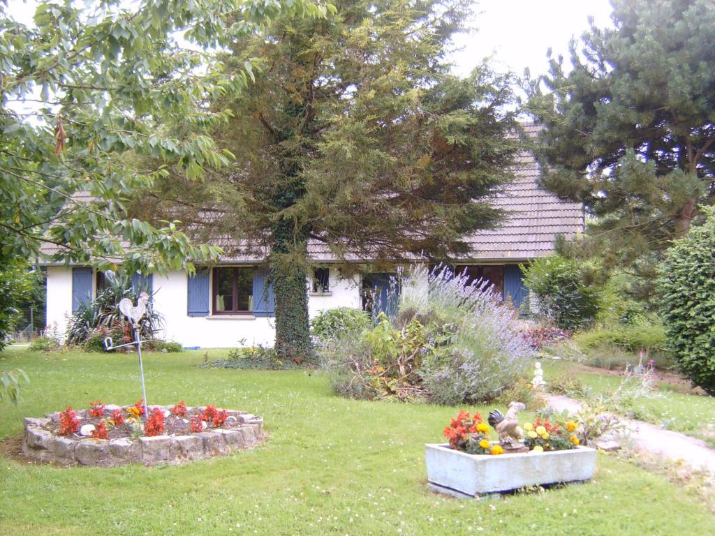 Zahrada ubytování chambre campagnarde du grès rouge de BEAUVAL