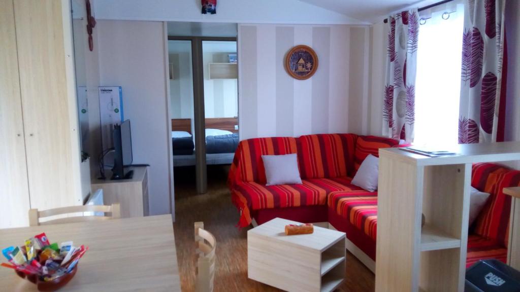 TV a/nebo společenská místnost v ubytování MOBILHOME Familial