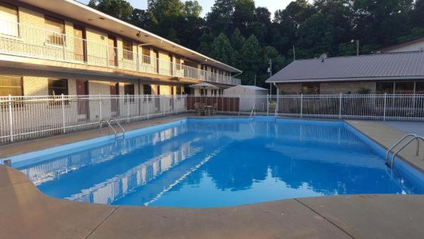 The swimming pool at or close to Best Budget Inn Tell City