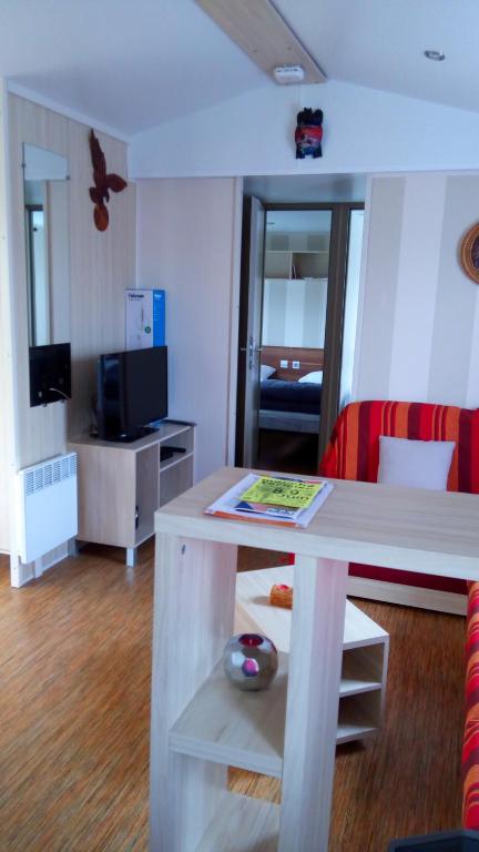 TV a/nebo společenská místnost v ubytování MOBILHOME Familial