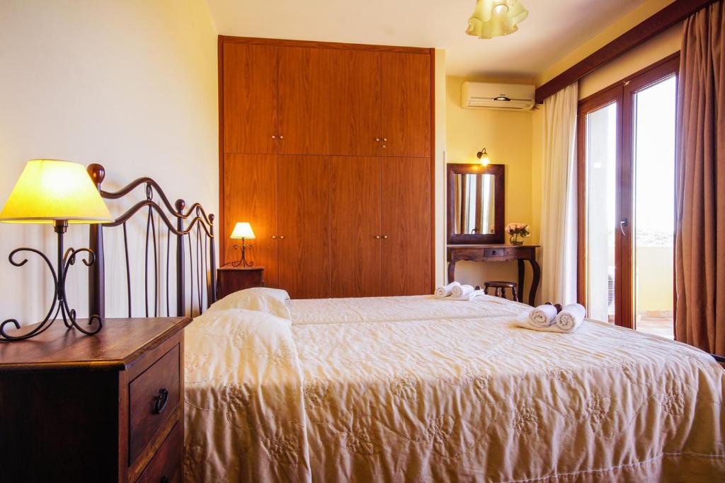 Postel nebo postele na pokoji v ubytování Molivos Sunset Apartments