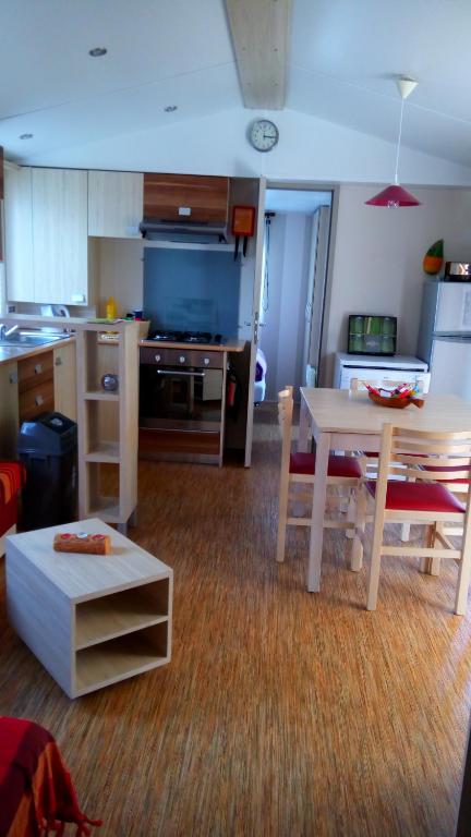Kuchyň nebo kuchyňský kout v ubytování MOBILHOME Familial