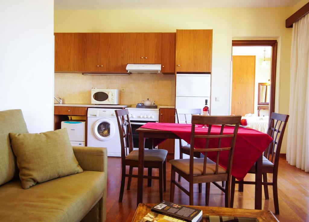 Kuchyň nebo kuchyňský kout v ubytování Molivos Sunset Apartments