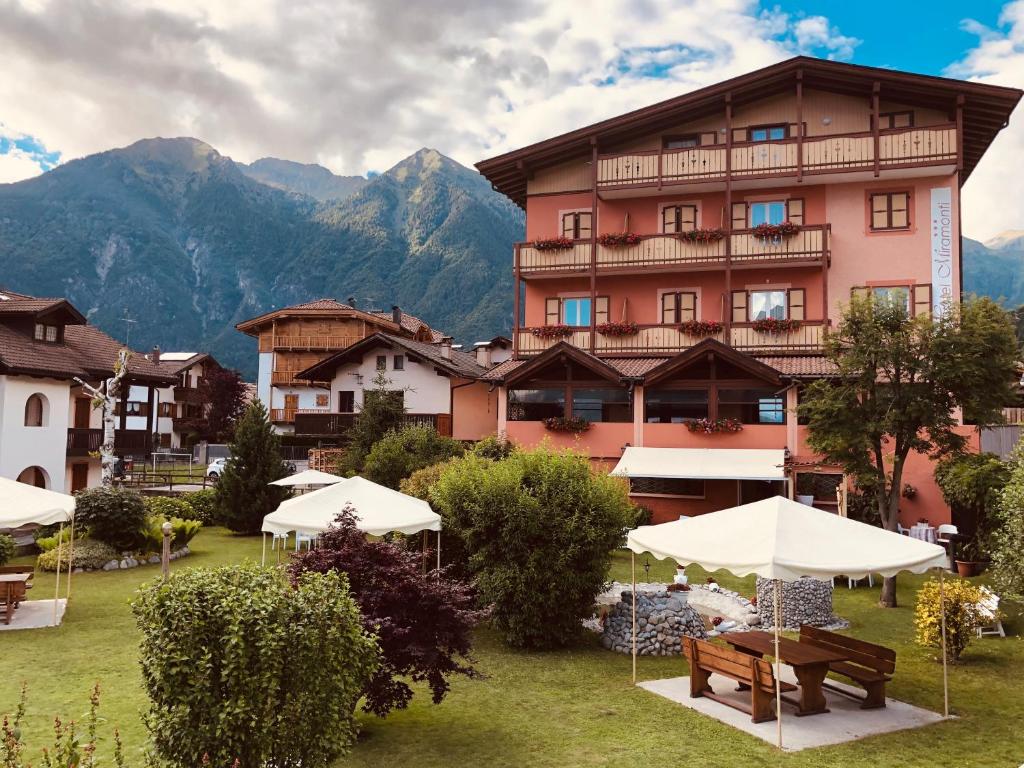 Nespecifikovaný výhled na hory nebo výhled na hory při pohledu z hotelu