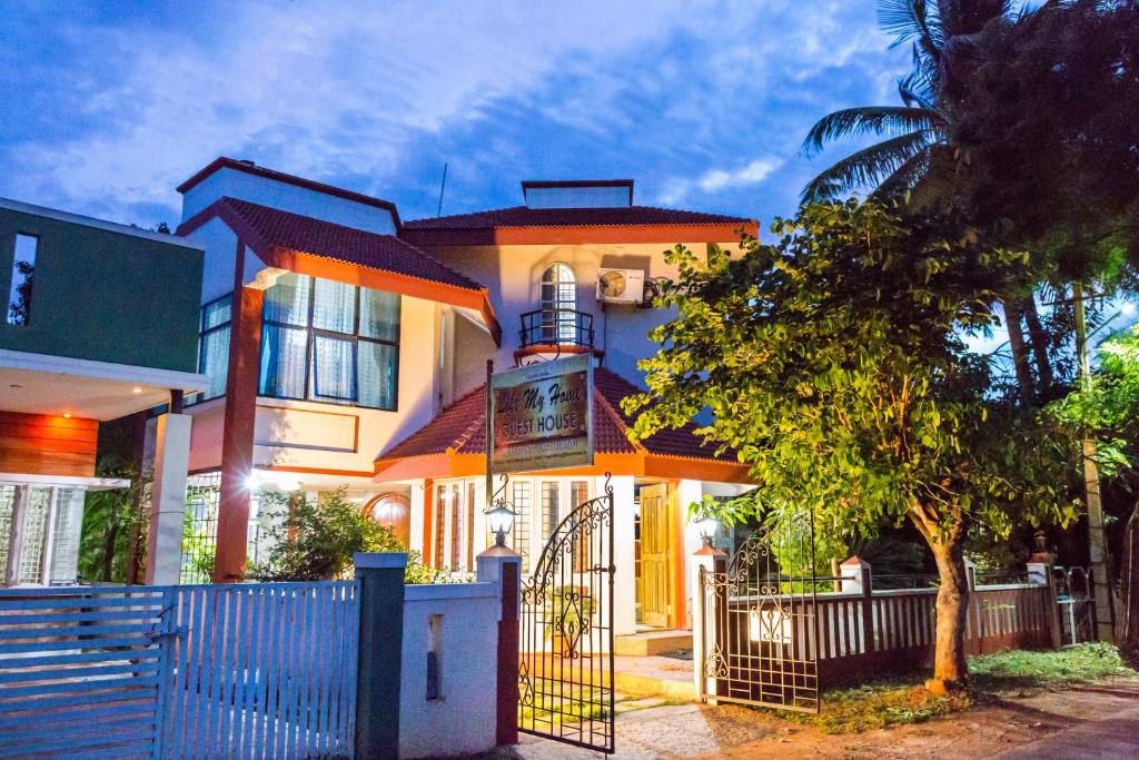 LikeMyHome Homestay Mysore في ميسور: منزل أمامه بوابة