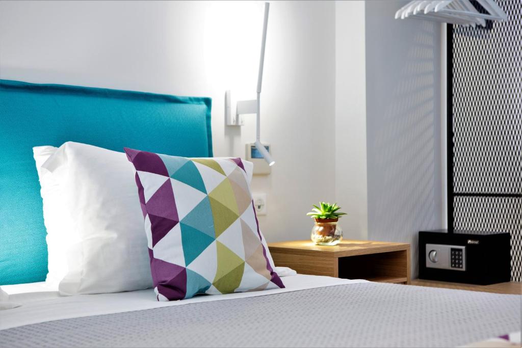 Postel nebo postele na pokoji v ubytování Odyssey Hotel
