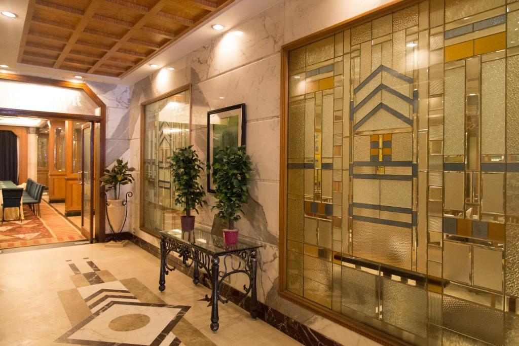 Koupelna v ubytování Sarovar Portico Kalupur Ahmedabad
