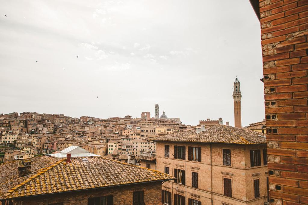 Blick auf die Stadt von einem Gebäude in der Unterkunft Monolocale panoramico San Martino 12 in Siena