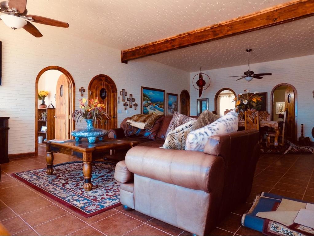 - un salon avec un canapé et une table dans l'établissement Ocean Front Baja Vacation, à Rosarito