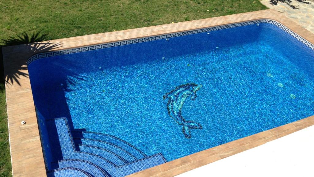 Bazén v ubytování Beach Villa Costanera in Marbella nebo v jeho okolí
