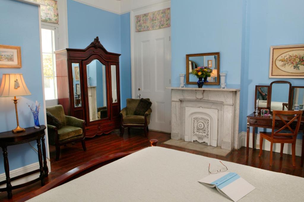 Ashton's Bed and Breakfast - Queen Room