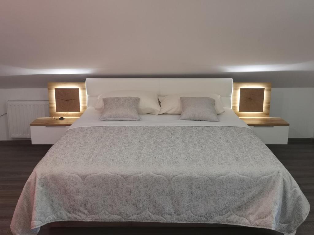 Säng eller sängar i ett rum på Apartments Paradise