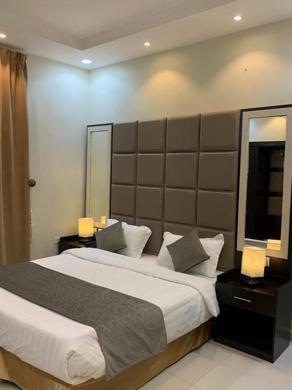 Postel nebo postele na pokoji v ubytování Ladera Hotel Tanomah