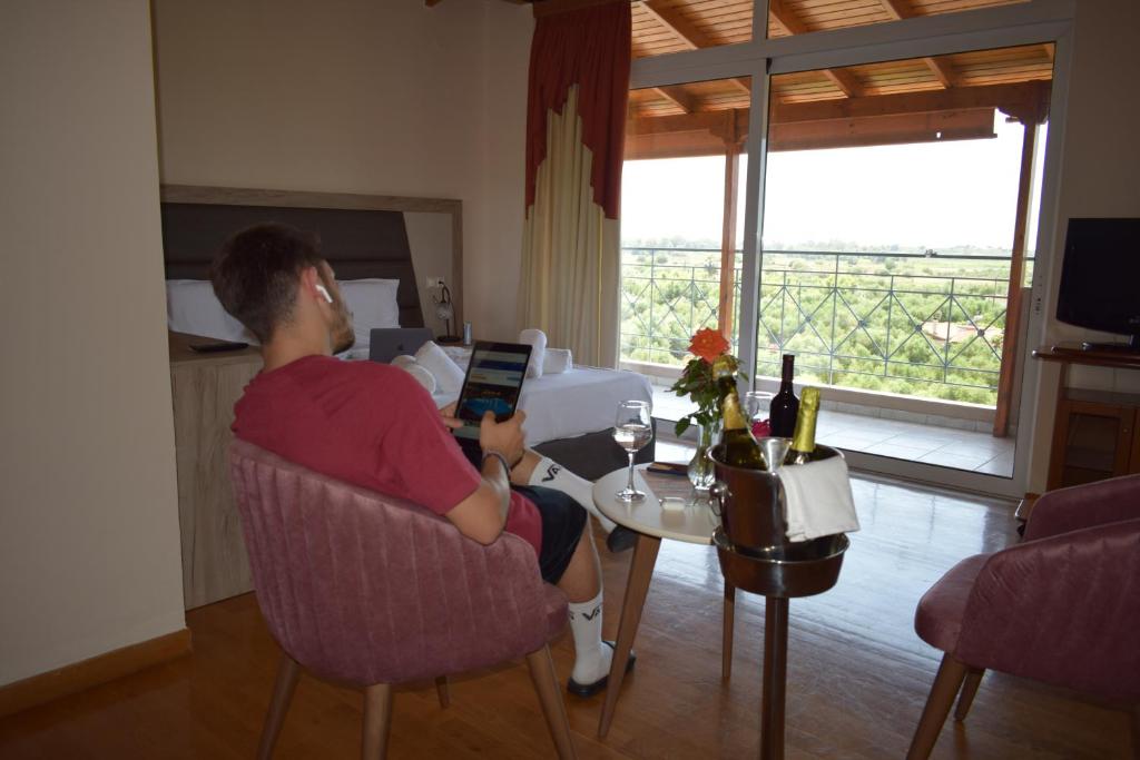 Telewizja i/lub zestaw kina domowego w obiekcie Kaiafas Lake Hotel
