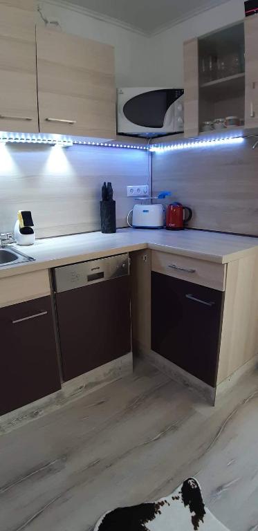 Kuchyňa alebo kuchynka v ubytovaní EMERALD APARTMENT
