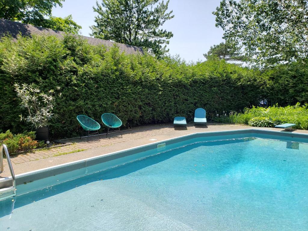 Bazén v ubytování Auberge du Vignoble Bromont nebo v jeho okolí