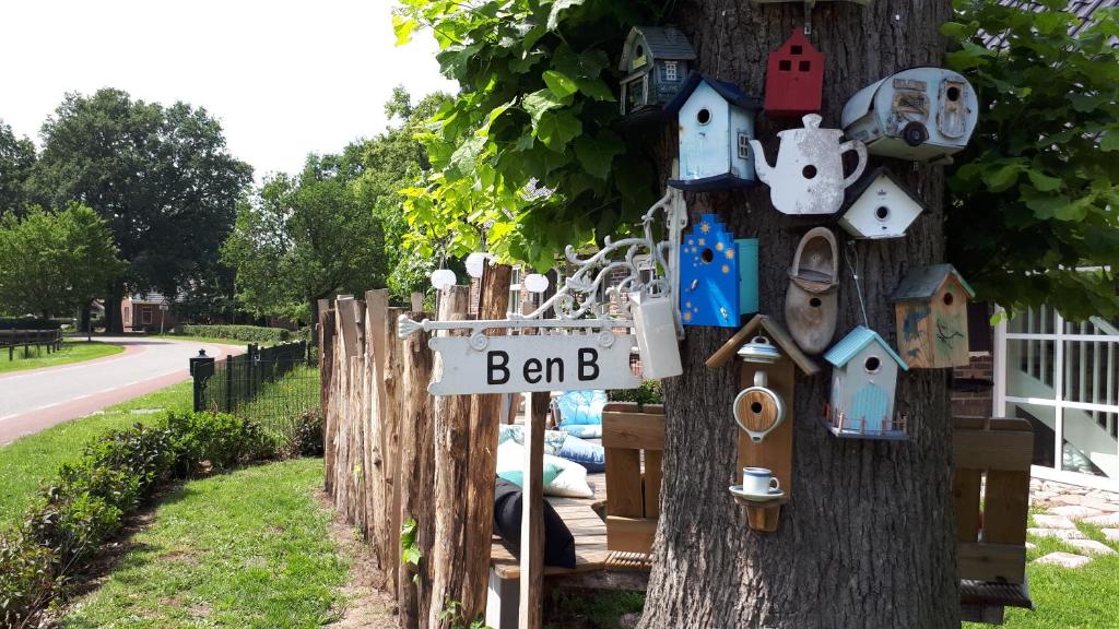 Un arbre avec un signe qui dit ben b dans l'établissement Gezond Boeren Verstand, à Dalerveen