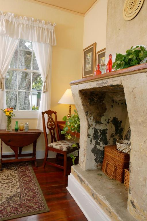 Ashton's Bed and Breakfast - Deluxe Queen Room