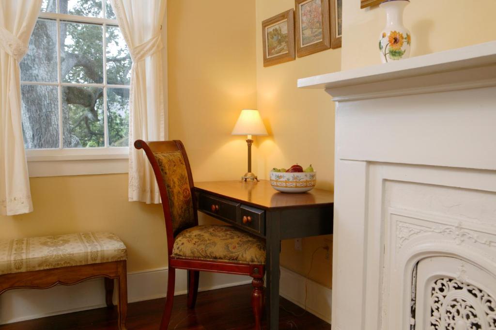 Ashton's Bed and Breakfast - Deluxe Queen Room