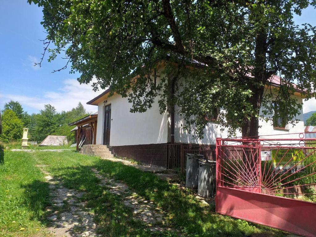 una casa con una puerta roja delante de ella en Turistická ubytovňa Chalupa Runina 8, en Runina