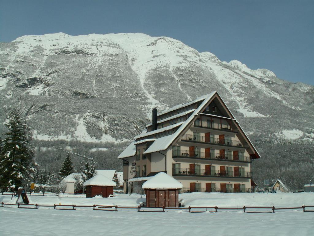 Nespecifikovaný výhled na hory nebo výhled na hory při pohledu z hotelu