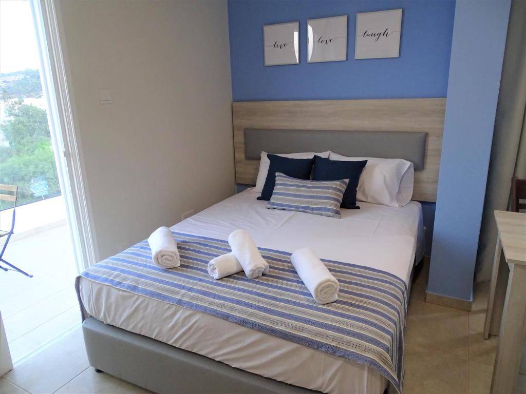 Un dormitorio con una cama con toallas blancas. en Proteas Mare Suites, en Protaras