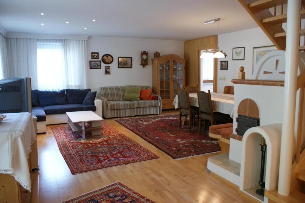 ein Wohnzimmer mit einem Sofa und einem Kamin in der Unterkunft Gredler in Zell am Ziller
