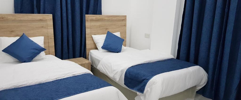 Postel nebo postele na pokoji v ubytování Duqm Suites