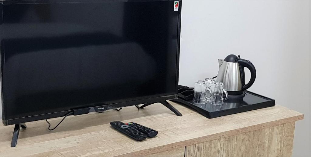 TV a/nebo společenská místnost v ubytování Duqm Suites